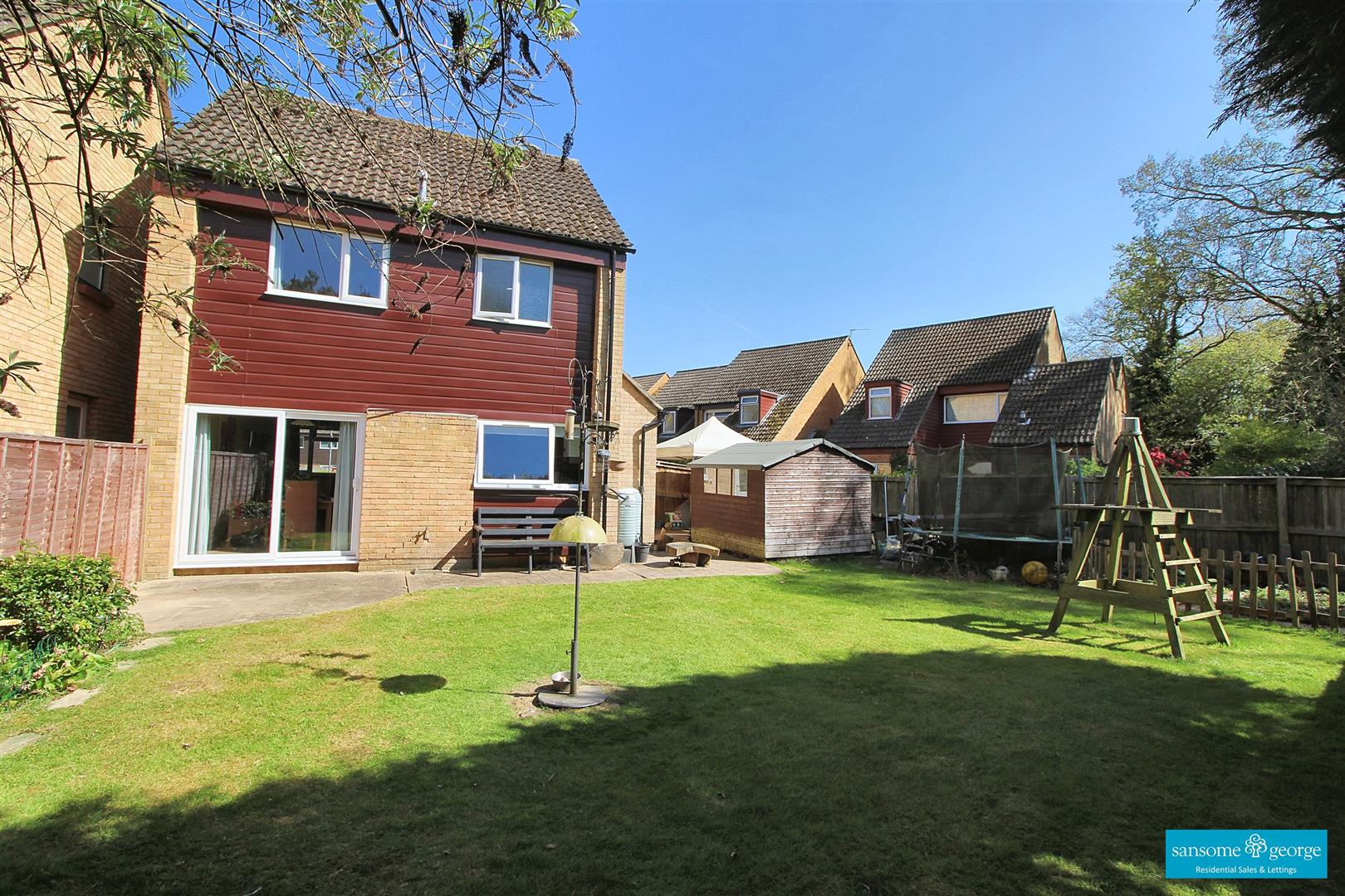 3 bed property in Sandhills Way, Calcot